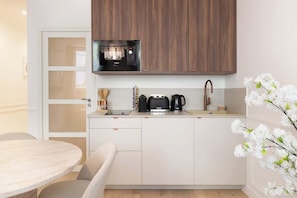 Geladeira, micro-ondas, cooktop, cafeteira/chaleira