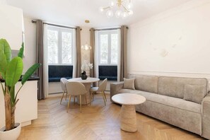 TV, offices - A Sublime 1-BR with Services in Batignolles (Paris)