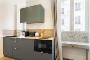 Kühlschrank, Mikrowelle, Herdplatte, Geschirrspüler