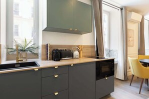 Fridge, microwave, stovetop, dishwasher - A Splendid 1-BR with Services in Batignolles (Paris)