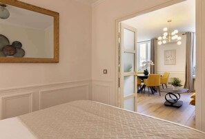 1 bedroom, iron/ironing board, travel crib, WiFi - A Splendid 1-BR with Services in Batignolles (Paris)