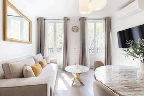 TV, offices - A Lovely 1-BR with Services in Batignolles (Paris)