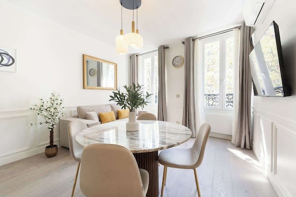 Dining - A Lovely 1-BR with Services in Batignolles (Paris)