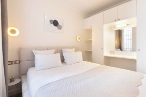 1 bedroom, iron/ironing board, travel cot, WiFi - A Lovely 1-BR with Services in Batignolles (Paris)