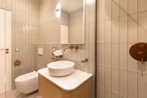 Shower, hair dryer - A Lovely 1-BR with Services in Batignolles (Paris)