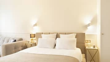 Tabla de planchar con plancha, cuna de viaje, wifi y ropa de cama