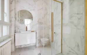Shower, hair dryer, shampoo - A Refined 3-Br/3BA with Balcony in République (Paris)