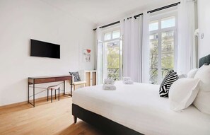 3 bedrooms, iron/ironing board, travel cot, WiFi - A Refined 3-Br/3BA with Balcony in République (Paris)