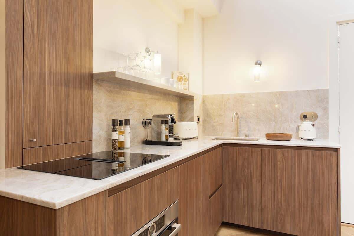 Een koelkast, een microgolfoven, een oven, een kookplaat