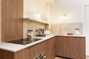 Kühlschrank, Mikrowelle, Ofen, Herdplatte