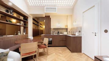 Frigorifero, microonde, forno, piano cottura