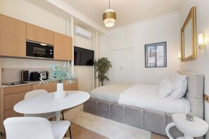 Iron/ironing board, travel crib, WiFi, bed sheets