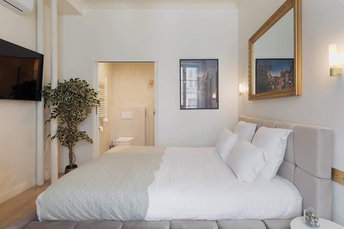 Tabla de planchar con plancha, cuna de viaje, wifi y ropa de cama 