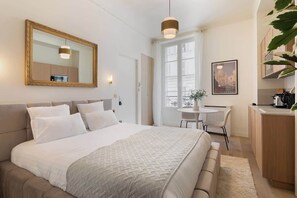 Iron/ironing board, travel crib, WiFi, bed sheets - A Lovely Studio w/ Services in Opera - St Georges (Paris)