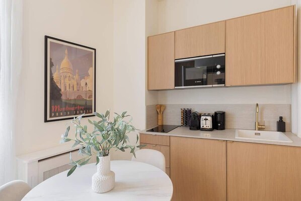 Fridge, microwave, stovetop, coffee/tea maker - A Lovely Studio w/ Services in Opera - St Georges (Paris)