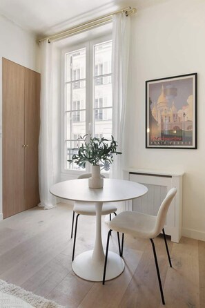 Dining - A Lovely Studio w/ Services in Opera - St Georges (Paris)