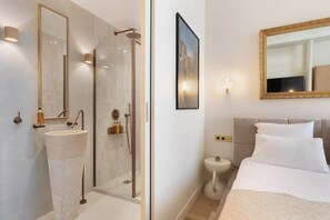 Shower, hair dryer - A Lovely Studio w/ Services in Opera - St Georges (Paris)