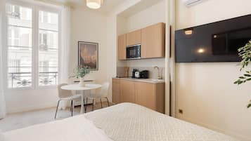Iron/ironing board, travel crib, WiFi, bed sheets
