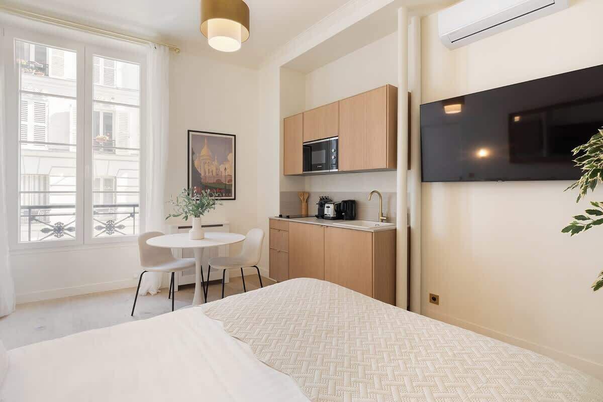 Silitysrauta/-lauta, vauvan matkasänky, Wi-Fi, vuodevaatteet