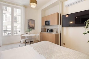 Iron/ironing board, travel crib, WiFi, bed sheets - A Lovely Studio w/ Services in Opera - St Georges (Paris)