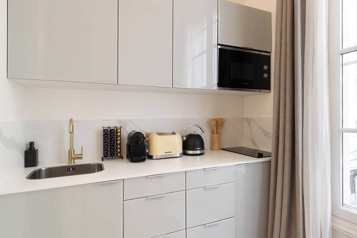 Kühlschrank, Mikrowelle, Ofen, Herdplatte