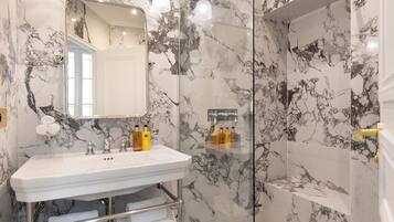 Ducha, secador de pelo, toallas