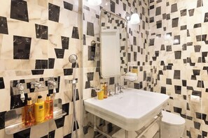 Shower, hair dryer - A Romantic Studio with Services in Opera (Paris)