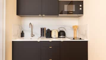 Kylskåp, mikrovågsugn, spishäll och diskmaskin