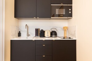 Kühlschrank, Mikrowelle, Herdplatte, Geschirrspüler