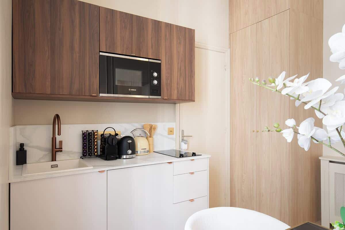 Frigorífico, microondas, horno y placa de cocina