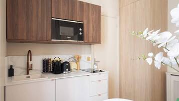 Frigorífico, microondas, horno y placa de cocina