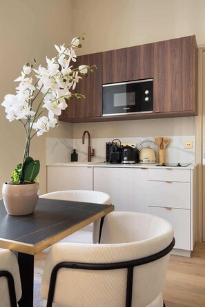 Réfrigérateur, four à micro-ondes, un four, surface de cuisson