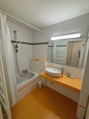 Dusj, hårføner, håndklær og såpe