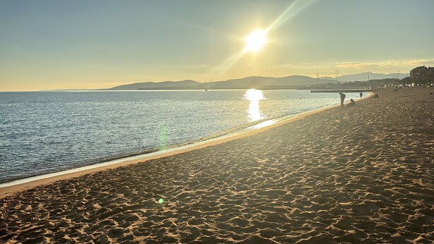 A beach with a clear view of the sea and distant mountains. - Le balcon de Funès, 4min walk from the beach, with swimming pool, parking, 70m2 7personnes (Fréjus)