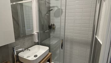 Een douche, een haardroger, een bidet, handdoeken