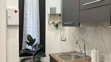 Frigorifero, microonde, piano cottura, macchina per tè/caffè