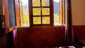 Hypo-allergenic bedding available, down comforters, bed sheets - Ohana Cafe & Hostel (Bhuntar)