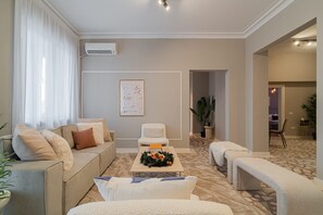 5 bedrooms, Internet - Loggia Luxe 5BR Living in Universitatii Area (Bucharest)