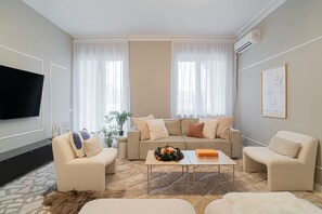 Apartment - Loggia Luxe 5BR Living in Universitatii Area (Bucharest)