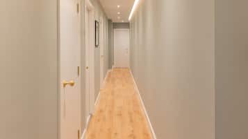House | 2 bedrooms, desk