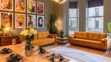 House | 2 bedrooms, desk