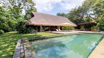 5 bedrooms, desk, Internet