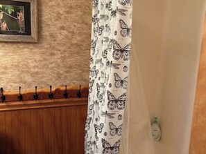 Shower, hair dryer, towels - PA-201  Discounted Concert Packages!  Wintergreen Retreat Elevation 4675 ft (Beech Mountain)