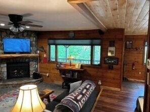 Interior - PA-201 Discounted Concert Packages! Wintergreen Retreat Elevation 4675 ft (Beech Mountain)