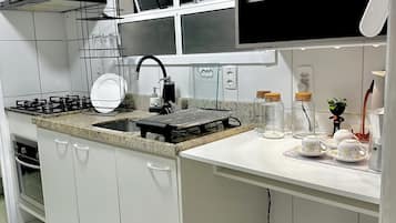 Geladeira, micro-ondas, fogão, cooktop