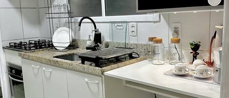 Køleskab, mikrobølgeovn, ovn, kogeplade