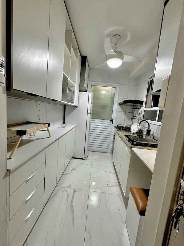 Fridge, microwave, oven, stovetop - Enjoyable apartment with WiFi in Luz São Paulo (Luz São Paulo)