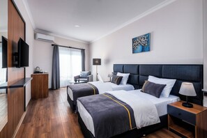 Chambre Deluxe avec lits jumeaux, balcon | Espace de travail pour ordinateurs portables, accès au Wi-Fi (inclus)