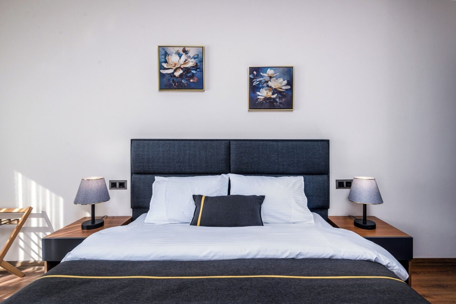 Premium bedding, laptop workspace, free cribs/infant beds, free WiFi