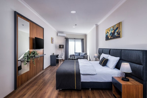 Tweepersoonskamer, voor 1 persoon, balkon, uitzicht op de stad | Een laptopwerkplek, gratis wifi